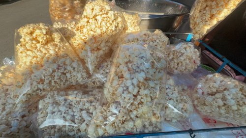 ข้าวโพดคั่วโบราณป้าต้อย ทีเด็ดตลาดเช้าเมืองอ่างทอง 20 ปี หอมกลิ่นเตาถ่าน ตามแบบฉบับงานวัด
