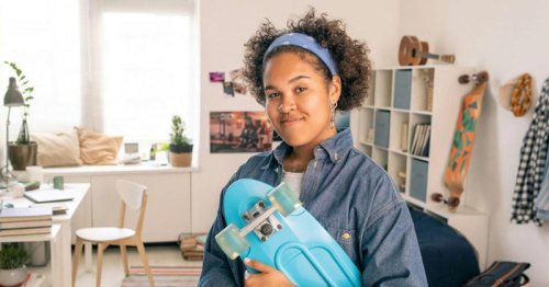 Mom forbids 16-year-old stepdaughter from sharing a bedroom with her 16-year-old daughter after she repeatedly stole from her