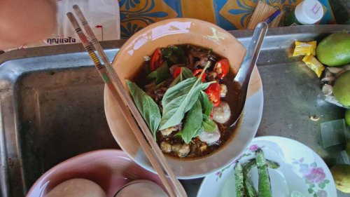 ก๋วยเตี๋ยวกะปิ สูตรเด็ดหนึ่งเดียวในอุตรดิตถ์ พริกหยวกเผาหอมฟุ้ง เริ่มต้นชามละ 20 บาท