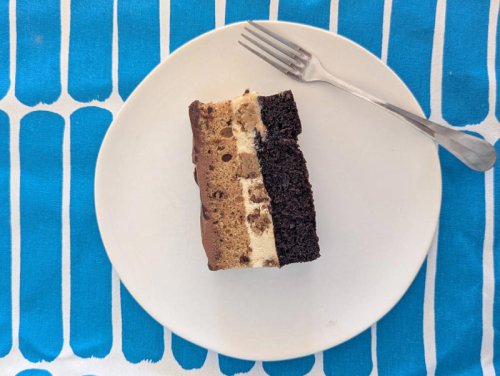 I tried Costco&rsquo;s new chocolate chip bar cake&mdash;and I wasn&rsquo;t prepared for that middle layer