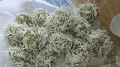 ขนมโคไข่ผำ ของว่างทานเล่นโปรตีนสูงเอาใจสายเฮลตี้ของแม่ค้าชาวสตูล