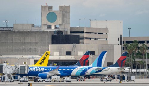 Spirit Airlines cancels hundreds of flights, leaving travelers stranded