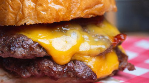 I tried cheeseburgers at 7 sit-down chain restaurants and ranked them worst to best