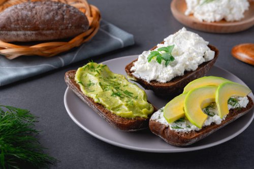 1. มื้อเช้าทรงพลัง: โทสต์หน้าคอตเทจชีสและอะโวคาโด (Cottage Cheese & Avocado Toast), 2. มื้อกลางวันสุดเฟรช: สลัดคอตเทจชีสทูน่า (Creamy Tuna & Cottage Cheese Salad), 3. มื้อเย็นคลีนๆ: พาสต้าซอสคอตเทจชีส (Guilt-Free Creamy Pasta), 4. ของหวานเพื่อสุขภาพ: คอตเทจชีสโบวล์ผลไม้รวม (Mixed Berry Cottage Cheese Bowl), 5. เมนูยอดฮิต: แพนเค้กคอตเทจชีสไร้แป้ง (Flourless Cottage Cheese Pancakes), เคล็ดลับการเลือกซื้อและการเก็บรักษาคอตเทจชีส, คอตเทจชีสคืออะไร เปิดสูตร เมนูโปรตีนสูง ทำง่าย อิ่มนาน ตอบโจทย์สายเฮลตี้