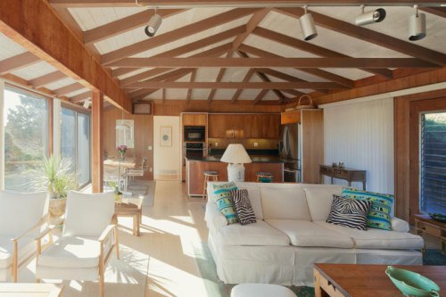 JFK Jr., Carolyn Bessette, and Carole Radziwill spent their summers in this modest Hamptons house