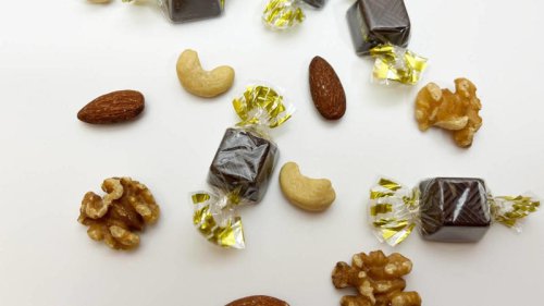 ナッツ：血糖値を安定させ、空腹を穏やかに整える, チョコレート：自律神経をゆるめ、満足感を高める, 結局どっち？ホルモンと血糖値から考える選び方, まとめ, 「ナッツ」と「チョコレート」、ダイエット中に食べるならどっち? 管理栄養士が本音で比較