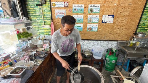 ชี้เป้าของอร่อยคลองสาม ร้านก๋วยเตี๋ยว แอปเปิ้ล สูตรโบราณ เครื่องแน่นชิ้นโต ลูกค้าแห่รอต่อคิว