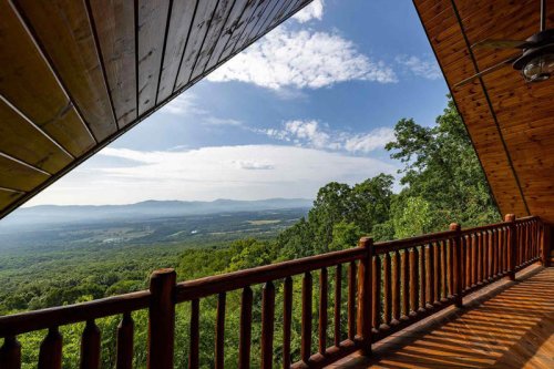 Virginia&rsquo;s 'cabin capital' with over 600 stay options is an underrated weekend getaway
