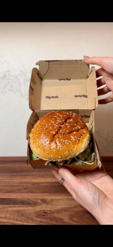 The big arch vs. the Whopper&mdash;this is the better burger, according to someone who eats for a living