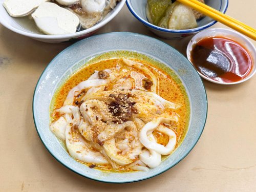 Overseas Union Garden&rsquo;s Volcano Curry House serves a thick, fragrant curry mee and curry chee cheong fun with yong liew