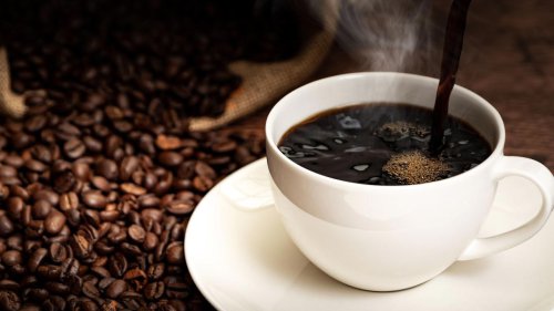 1. กาแฟดำ, 2. โยเกิร์ต เนยเทียม และนมพร่องมันเนย, 3. เมล็ดถั่วและอัลมอนด์&nbsp;, 4.&nbsp;ผลไม้ที่มีวิตามินซีสูง, 5.&nbsp;ผลไม้ตระกูลเบอร์รี, 6. ธัญพืชที่ไม่ผ่านการขัดสี, 7. ผักใบเขียว, 8. น้ำเปล่า, รู้จัก 8 อาหารช่วยลดกรดยูริก ผู้ป่วยโรคเกาต์กินได้ มีประโยชน์ต่อร่างกาย