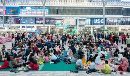 At a Kuala Lumpur mall, 800 strangers broke fast together &mdash; and it felt like family