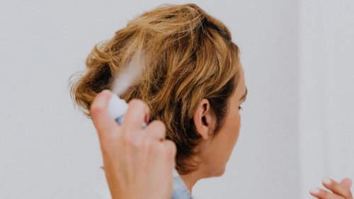 Top 10+ benefits of dry shampoo &amp; 10 drawbacks to keep in mind