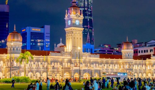 [Photos] The city exhales: How Dataran Merdeka becomes Kuala Lumpur&rsquo;s favourite iftar spot after dark
