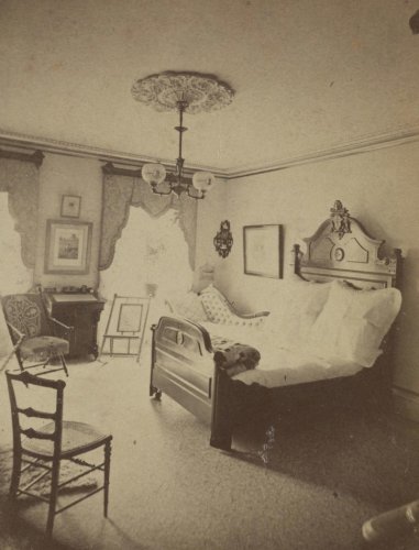 Top 12+ old-school bedroom decor photos that show just how much styles have changed