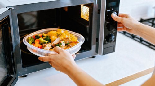 What's the average lifespan of a microwave? Here's how long one should last