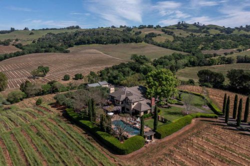 She left Wine Country after her fianc&eacute;'s murder. Now she owns the winery they dreamed of running