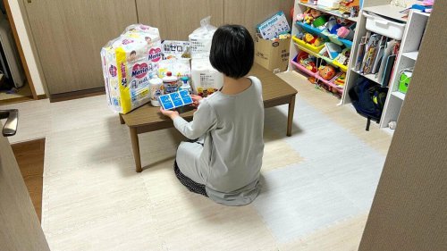 1：繰り返し使えるものを活用, 2：洗剤は用途別に買わない, 3：半分にカットして使う, 4：充電式電池の部分活用, 5：使用量を守る, 元浪費家が貯まる家計に好転した「小さな習慣」5つ。スポンジやティッシュは切って使う