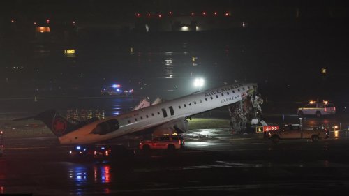 At least 2 dead after plane collides with vehicle at LaGuardia&mdash;airport shut and more than 500 flights canceled