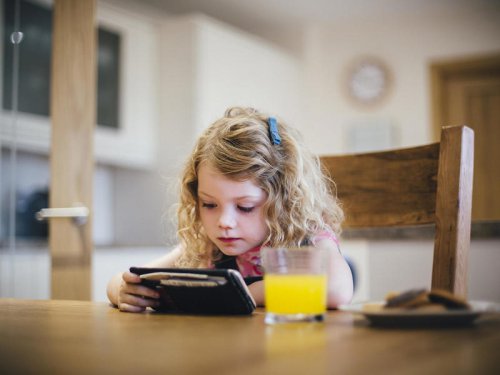Under-fives 'should not watch screens for more than an hour a day'