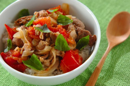 「豚とトマトのバルサミコ炒め丼」の作り方~「豚こま切れ肉」を使った簡単人気レシピまとめ~