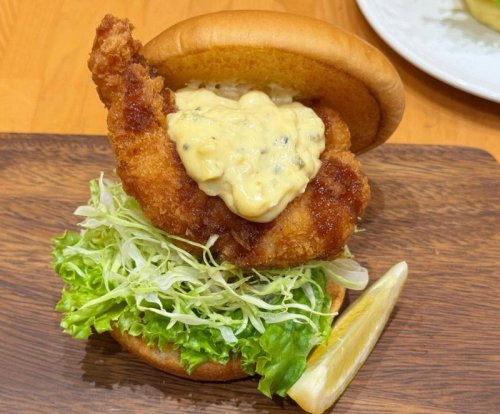 海老好き必見！モスの初夏を彩る&ldquo;贅沢海老バーガー&rdquo;を食べ比べ, 【アボカド海老カツ】ぷりっぷり海老&times;国産バジルマヨの爽やかコンビ, 【匠味 海老フライ】はみ出る巨大エビ2尾！もはや「極上の御膳」レベル, 【驚愕の新ソイパティ】罪悪感ゼロの「米粉入りバンズのアボカドバジル」, 【まとめ】個性が光るモス渾身の新作3種のバーガーは必食の旨さ！, 【モスの本気】はみ出る巨大2尾に悶絶！「贅沢海老フライバーガー」がハンバーガーの枠を超えていた&hellip;新作3品をグルメライターが実食