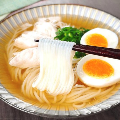 ラーメン風そうめん, 調理時間：, 材料（1人分）：, 作り方：① 酒を鍋に入れて沸騰したら2分ほど弱火で加熱する。【A】を加えて再度沸かす。, ② そうめんとささみをゆでてザルにあげ、水気を切って器に盛る。, ③ ①と②を器に盛り、お好みのトッピングをしたら、完成！, 【キンキンに冷やしたら反則級！】, ほかのそうめんレシピも。「レモンそうめん」動画をチェック！, 【そうめん、水で割る前にやって】うますぎて麺よりスープが消えた。毎回これでいい