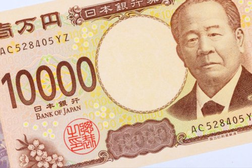 年金に上乗せされる「年金生活者支援給付金」とはどんな制度？, 老齢年金生活者支援給付金の支給要件《対象となるのはどんな人？》, 障害年金生活者支援給付金の支給要件《対象となるのはどんな人？》, 遺族年金生活者支援給付金の支給要件《対象となるのはどんな人？》, 2026年度は3.2％増額へ！最新の給付基準額をチェック, 受給には請求が必要！年金生活者支援給付金の手続き方法, パターン1：すでに年金受給中で、新たに年金生活者支援給付金の支給対象となった場合, パターン2：新規に老齢年金の受給が始まる人が、年金生活者支援給付金の支給対象となった場合, 翌年以降の請求手続きは原則不要, 受給額は人それぞれ！公的年金の平均月額を確認, 厚生年金の平均年金月額, 国民年金の平均年金月額, 2025年年金制度改正で注目される「標準報酬月額上限」の見直し, 保険料や年金額の計算に使う賃金の上限の引き上げ, 給付金と制度改正を正しく理解して老後の家計に備えよう, 参考資料, 【6月15日支給分から増額】申請しないと受け取れない「年金生活者支援給付金」2026年度はいくら上乗せ？給付額・対象者・手続きを総まとめ