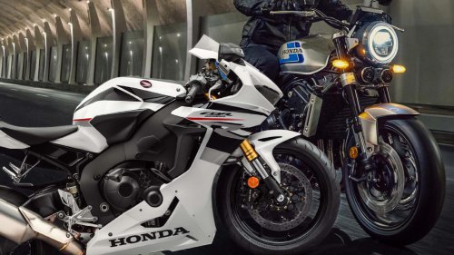 現役&ldquo;SC77エンジン&rdquo;が並び立った! どっこい生きてる「最終センダボ（CBR1000RR）」と最新「CB1000F」が米ホンダの最新ラインナップに【海外】