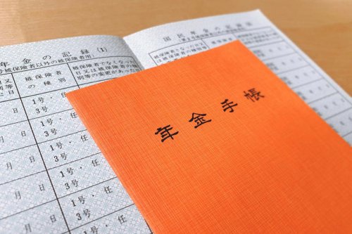 【申請必須】公的給付の基本原則と手続きの重要性, 老齢年金に上乗せで受給できる2つの制度, 1. 加給年金：「年金の家族手当」の仕組み, 2. 老齢年金生活者支援給付金：所得に応じた上乗せ給付, 働く60歳代が対象となる雇用保険の3つの給付金, 1. 再就職手当：65歳未満の早期再就職を支援, 2. 高年齢雇用継続給付：60歳以降の賃金減少を補う, 3. 高年齢求職者給付金：65歳以上の失業時に支給, 2025年改正「社会保険の適用拡大」のポイント, 短時間労働者の社会保険加入要件の見直し内容, まとめ｜申請型の公的給付と制度改正を理解し、老後の家計管理に役立てよう, 参考資料, 【2026年】申請しないと0円のまま？60歳以上が「年金以外」に受け取れる公的給付5選｜加給年金・雇用保険・支援給付を整理
