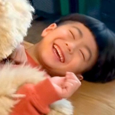 『無理があるｗｗ』5歳の男の子に"抱っこして！"と迫る大型犬&rarr;自分のサイズ感を全くわかっていない光景が169万再生「幸せ空間」「羨ましい」