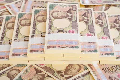 富裕層「わずか3%の狭き門」165万世帯が該当する「純金融資産」階層ピラミッド, 純金融資産5億円以上の「超富裕層」は11万8000世帯, 年収3000万円超の51.6%「資産1億円超」金融資産と&rdquo;純&rdquo;金融資産の違いとは？, 【資産を築く人々】共通する3つの行動習慣とは？, 習慣1：他人との比較で消費しない, 習慣2：高額な支出の前には必ず比較検討する, 習慣3：お金に関する話題をオープンに話す, 今日からできる資産形成への第一歩, 参考資料, 富裕層「わずか3%の狭き門」165万世帯が該当する「純金融資産」階層ピラミッド! 年収3000万円超の51.6%「資産1億円超」金融資産と&ldquo;純&rdquo;金融資産の違いとは?