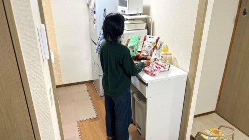1：寝る前のアイスクリーム, 2：疲れたときの「カフェ通い」, 3：気分転換に「ウインドウショッピング」, 4：ランチで外食をする, 5：目的なしに行く「100円ショップ」, 元浪費家、「やめたら家計も心も整った」習慣5つ。月3万円浮いて、衝動買いも減った
