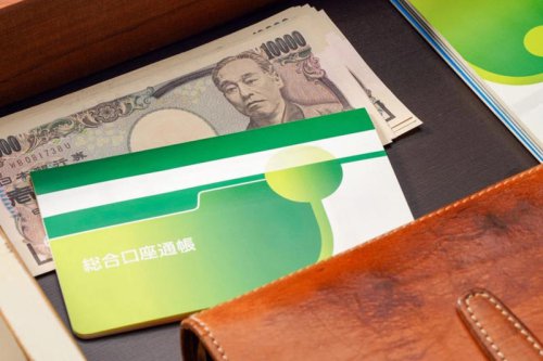 住民税非課税世帯が利用できる代表的な優遇制度5つを紹介, 国民健康保険料（応益割）の減額措置, 介護保険料の負担軽減, 国民年金保険料の免除や納付猶予制度, 子育て世帯に嬉しい保育料の無償化, 高等教育における修学支援新制度, 住民税非課税世帯とは？制度の仕組みを解説, 住民税の基本的な構造, 住民税が非課税になる3つの条件とは？, 住民税非課税世帯の年収目安は？給与と年金の場合, 【神戸市の例】住民税非課税となる具体的な収入基準, なぜ高齢者で住民税非課税世帯の割合が高くなるのか, 年金だけで生活する世帯の実情（43.4％）, 最新の経済対策における住民税非課税世帯の取り扱い, 今後も考えられる定額減税という選択肢, 拡大する子育て世帯への支援策, 2026年以降の新たな支援策「給付付き税額控除」とは, まとめ：制度を正しく理解し活用するために, 参考資料, 住民税が非課税となる収入基準《年金・給与》ボーダーラインはいくら?【住民税非課税世帯向け】知っておきたい優遇措置5つ