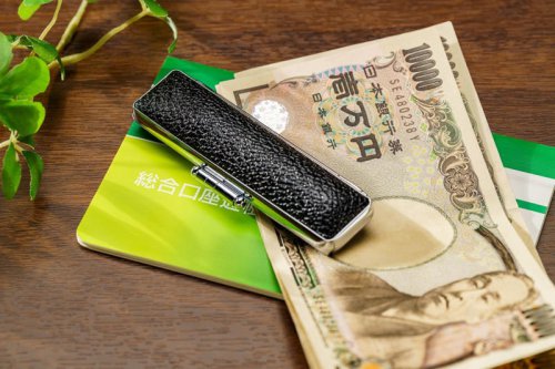 「年金生活者支援給付金」の制度概要, 老齢年金生活者支援給付金の支給対象となる条件, 障害年金生活者支援給付金の支給対象となる条件, 遺族年金生活者支援給付金の支給対象となる条件, 2026年度に改定される最新の給付基準額はいくら？, 老齢年金生活者支援給付金は年間でいくら受け取れるのか, 申請しないと受給できない？請求手続きのパターンを解説, ケース1：すでに年金を受給中で新たに支給対象になった方, ケース2：これから老齢年金の受給が始まる方, 【年金受給額】厚生年金と国民年金の平均月額はどのくらい？, 厚生年金の平均受給月額, 国民年金の平均受給月額, まとめ：公的支援制度と自身の家計状況を確認しよう, 参考資料, 【6月15日支払い分より3.2%増額】年金生活者支援給付金はいくらもらえる?《老齢・障害・遺族》3種類の給付金「支給要件・金額・手続き方法」をカンタン整理