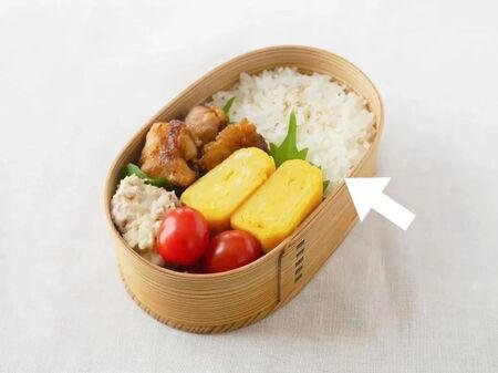 見た目が地味でおいしそうに見えない&hellip;そんな悩みには！, 赤、黄、緑のおかずが救世主に！, お弁当箱のスペースを上手に使うコツも必見！, 洗い物を減らすテクニックも！, ごはんの詰め方Aのほうにおかずを詰めてみると&hellip;, 【まとめ】ごはんに斜面をつけて詰めるとおかずの存在感が増す！, お弁当の詰め方が上手になる! まずは〈ご飯の入れ方〉を変えるだけで♪