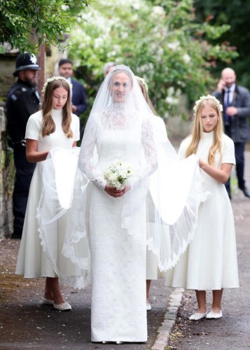 See Harriet Sperling&rsquo;s elegant lace wedding dress