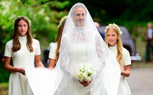 Touching floral tribute to Elizabeth II at grandson&rsquo;s wedding