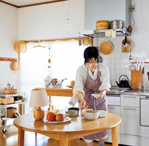生活感＝個性。台所にいる時間は宝物, 1：食器を乾かす場所はお気に入りを使って見栄えよく, 2：&ldquo;飾るだけ&rdquo;のものは置かない, 3：よく使うものはビンに入れてインテリアに, 4：使うシーンごとにセット化して出しっぱなしに, 家がキレイな人の「料理と片付けがラクになる」キッチン収納術4つ。出しっぱなしOK、生活感は隠さない