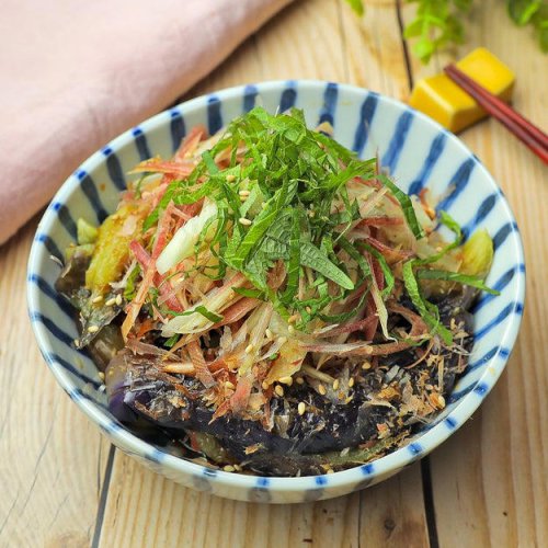 調理時間：, 薬味蒸しなす, 材料（2人分）：, 作り方：, なす、この食べ方もアリ！「折りたたみなす」の動画をチェック, 【暑い日のなすはこれ一択】火も油も使わないの助かる〜! 作り置きにオススメの「薬味たっぷり蒸しなす」レシピ