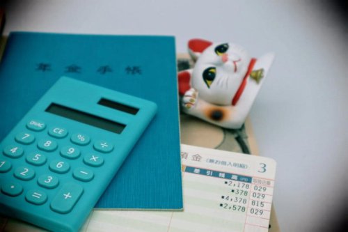 「年金生活者支援給付金」とは？低所得の年金受給者を支える恒久制度, どんな人が対象？年金生活者支援給付金の支給条件を確認, 「老齢年金生活者支援給付金」支給要件, 「障害年金生活者支援給付金」「遺族年金生活者支援給付金」の対象者, 2026年度はいくら増える？最新の給付基準額を整理, 【2026年度】年金生活者支援給付金の給付額, 申請しないともらえない？年金生活者支援給付金の手続き方法, 【ケース1】これから老齢年金を受け取り始める人（緑の封筒）, 【ケース2】すでに年金を受給している人の場合（うす緑の封筒）, 【ケース3】老齢基礎年金を繰上げ受給中の場合（うすだいだい色の封筒）, 高齢者世帯の所得事情は？国民生活基礎調査から実態を見る, 高齢者世帯の平均所得金額, まとめ｜給付金の対象条件と申請方法を確認し、受け取り漏れを防ごう, 参考資料, 【2026年度】年金生活者支援給付金はいくら増える? 6月15日支給分から改定｜申請しないと受け取れない恒久給付を確認