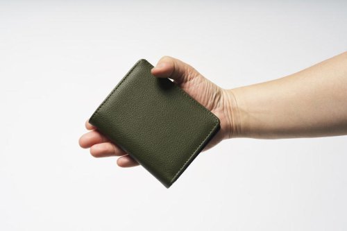 【980円の衝撃】まるで本革のような上品さ！「シュリンクタッチLF折り財布」, コンパクトでも収納力抜群！視認性の高いコインポケットも, ビジネスシーンでも大活躍！領収書も仕分けできる「シュリンクタッチスリム財布」, お札と領収書を分けられる！使い勝手にこだわった2箇所の札入れ, 【まとめ】機能とデザインを両立した神コスパ！セカンドウォレットにも最適, 【ワークマン】まるで本革?「980円で究極の高見え」コンパクト財布2型をスタイリストが徹底解説