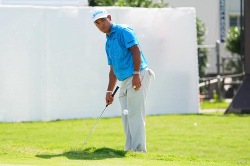松山英樹が&ldquo;片手アプローチ&rdquo;で大喝采 ライの状況と判断理由は