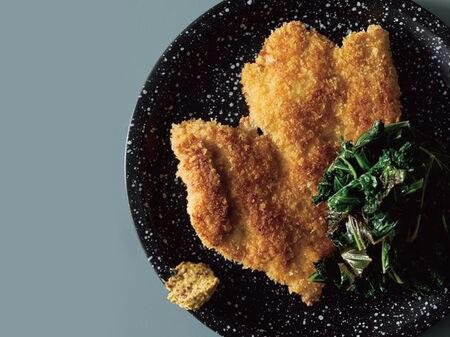 厚みをそろえるだけ！少ない油でもサクサクに, ワタナベマキさん流！チキンカツの作り方, 材料（2人分）, 作り方, ＼5月22日新発売！／大人世代の自炊を心地よくアップデート♪『ワタナベマキの大人はこんな自炊でいい』, 『鶏むね肉』は叩くのが正解だった?油少なめでもザクザク!驚きのチキンカツ術