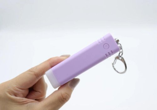 1台3役こなして大人も使いやすい！単4乾電池で動くスタイリッシュな防犯アイテム, 大人がスマートに持てる防犯ブザー, やった・やってないのモヤモヤを一発解消！鍵の閉め忘れも防げる画期的なアイテム, 鍵かけたっけ？を解消するキーホルダー, 軽い息でも力強い大音量が響き渡る！タフな極小ホイッスル, 家族全員分の鍵に付けたい防災ホイッスル, 家族分買い足しました! 「もう手放せない!」持っておくと安心なお守り的100均キーホルダー