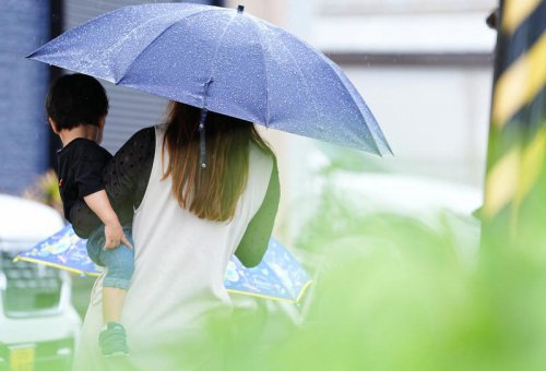 大阪教育大付属池田小の乱入殺傷事件で、刺されて重傷を負った女性（右）。今も右脇腹には傷痕が残る＝大阪府箕面市で2026年6月7日、前田梨里子撮影, 2025年の追悼式典で献花する代表児童＝大阪府池田市で2025年6月8日午前10時33分、加古信志撮影, 大阪教育大付属池田小の乱入殺傷事件で、刺されて重傷を負った女性。25年前のあの日のことは鮮明に覚えている＝大阪府箕面市で2026年6月7日、前田梨里子撮影, 大阪教育大付属池田小の児童殺傷事件を伝えるモニュメント＝大阪府池田市で2024年6月8日午前7時11分、大西岳彦撮影, 大阪教育大付属池田小の乱入殺傷事件で、刺されて重傷を負った女性（右）。2児の母となり、夏には長女を出産予定だ＝大阪府箕面市で2026年6月7日、前田梨里子撮影, 登校する大阪教育大付属池田小の児童たち＝大阪府池田市で2024年6月8日午前8時13分、大西岳彦撮影, 大阪教育大付属池田小の乱入殺傷事件で、刺されて重傷を負った女性（中央）。いつか子どもたちに伝えたいことがある＝大阪府箕面市で2026年6月7日、前田梨里子撮影, 大阪教育大付属池田小の乱入殺傷事件で、刺されて重傷を負った女性（右）。25年前のあの日のことを振り返った＝大阪府箕面市で2026年6月7日、前田梨里子撮影, 大阪教育大付属池田小の乱入殺傷事件で、刺されて重傷を負った女性（左）。いつか子どもたちに伝えたいことがある＝大阪府箕面市で2026年6月7日、前田梨里子撮影, 脇腹に残る傷痕、池田小事件で重傷 少女が母となり語るあの日