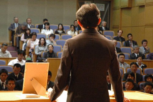 講演で娘を奪われた理不尽さや救えなかった無念を訴える本郷紀宏さん＝前橋市内で2007年10月17日, 本郷紀宏さんがいつも持ち歩いている長女・優希さんの写真＝大阪府池田市で2026年5月13日午後4時14分、北村秀徳撮影, 献花用の花束を手に登校する大阪教育大付属池田小の児童たち＝大阪府池田市で2021年6月8日午前8時3分、滝川大貴撮影, 児童8人が亡くなった乱入殺傷事件の追悼式典で献花する代表児童＝大阪府池田市の大阪教育大付属池田小で2025年6月8日午前10時33分、加古信志撮影, 花束を手に登校する大阪教育大付属池田小の児童たち＝大阪府池田市で2024年6月8日午前8時20分、大西岳彦撮影, 突然奪われた7歳の娘 「生きた証しを」父が語り継ぐ168回の思い