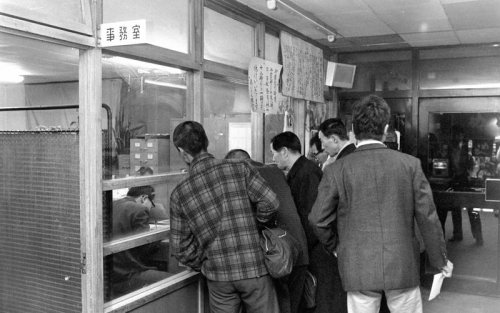 預金高が1億円を超えた「あいりん銀行」。利用者が集まる「あいりん銀行」の窓口＝大阪市西成区の市立愛隣会館で1969年（昭和44年）11月12日, 大阪社会医療センター付属病院＝大阪市西成区で2026年3月19日午後3時39分、高良駿輔撮影, 預金高が1億円を超えた「あいりん銀行」。利用者が集まる「あいりん銀行」の窓口＝大阪市西成区の市立愛隣会館で1969年（昭和44年）11月12日, 大阪社会医療センター付属病院＝大阪市西成区で2026年3月19日午後3時38分、高良駿輔撮影, 大阪市の担当者に要望を伝えるありむら潜さん＝大阪市北区で2026年3月5日午前10時2分、高良駿輔撮影, 預金高が1億円を超えた「あいりん銀行」。利用者が集まる「あいりん銀行」の窓口＝大阪市西成区の市立愛隣会館で1969年（昭和44年）11月12日, 大阪社会医療センター付属病院＝大阪市西成区で2026年3月19日午後3時38分、高良駿輔撮影, あいりん銀行の残預金2億円 「寝耳に水」の使い道 地元反発