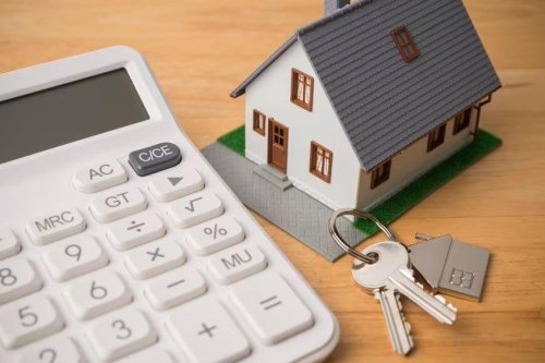 固定金利の推移から探る今後の住宅ローン動向, 金利1％上昇で負担はどう変わる？月々の返済額がいくら増えるかシミュレーション, 変動金利の契約前に知っておきたい「5年ルール」と「125％ルール」, メリット, デメリットと未払利息の注意点, ルールの有無の確認, まとめ, 固定金利への切り替えに伴う「デメリット」と「メリット」, 固定金利へ切り替えるべきかの判断基準, 参考資料, 【住宅ローン】残高1000万円・残り10年、金利が1％上がったら返済額はいくら増える? 知っておきたい「5年・125％ルール」も解説