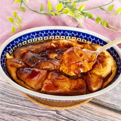 フレンチトーストとプリンのいいとこ取り！「焼きプリン風フレンチトースト」, レシピの基本情報：, 材料（2人分）：, 作り方：① 深めの耐熱ボウルに砂糖と水を入れ、ラップをせずに600Wの電子レンジで1分30秒〜2分加熱する。茶色く色づいたら取り出し、お湯を加えて混ぜ、カラメルソースを作る。, ② 食パンにフォークで数カ所穴を開け、6等分に切る。, ③ 深めの耐熱皿に卵を割り入れて溶き、砂糖と牛乳を加えてよく混ぜる。, ④ 食パンを卵液に浸し、ラップをかけて600Wの電子レンジで1分加熱する。裏返し、さらに1分加熱する。, ⑤ 食パンに焼き色がつき、卵液が固まるまでオーブントースターで10〜15分焼く。, ⑥ ①のカラメルソースをかけたら、完成！, こんなフレンチトーストレシピもあるよ！ 動画をチェック⬇️, 「フレンチトースト、まだフライパン使ってる?」レンジで作ったら焼きプリンみたいになった
